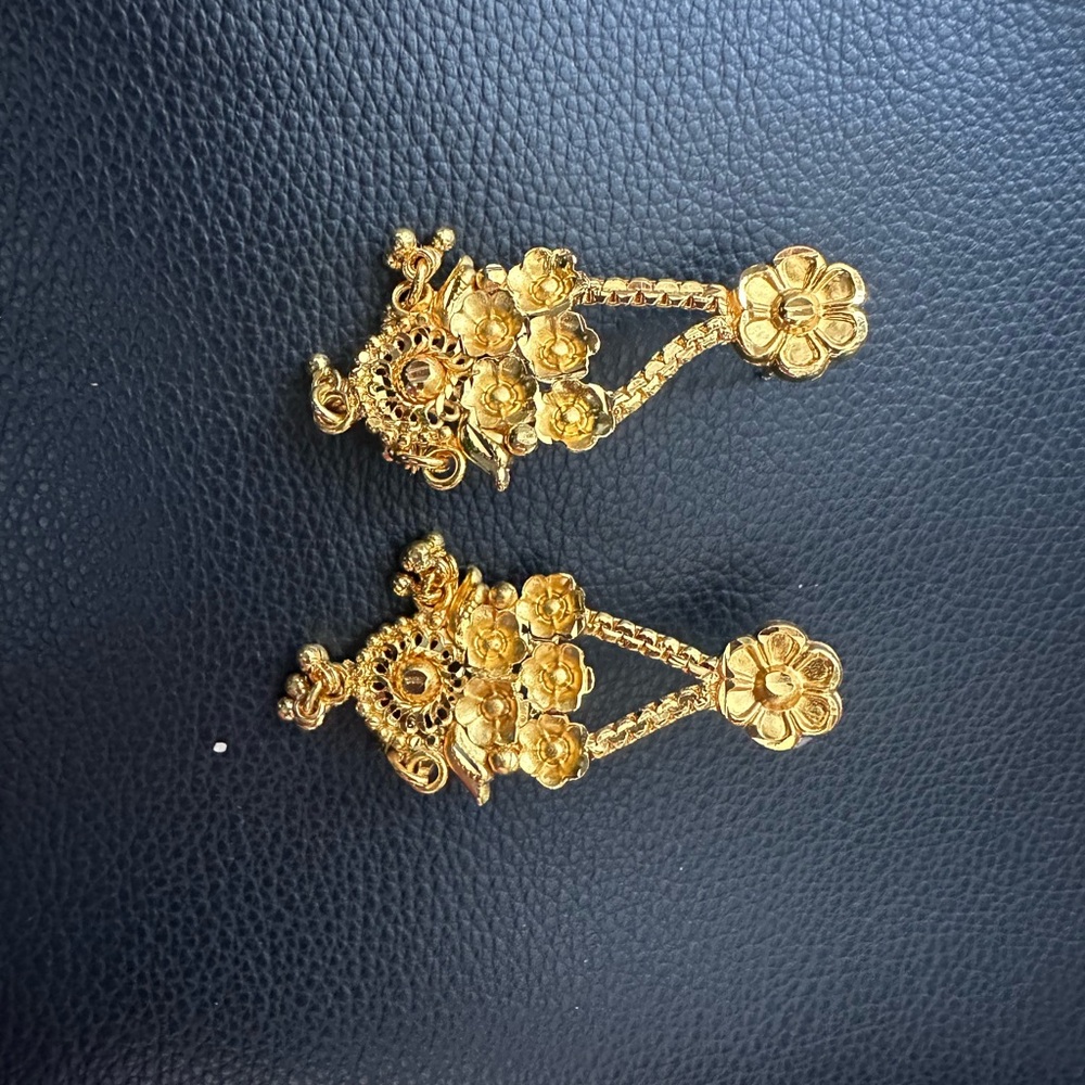 Elegant Gold Necklace - Picture 13 of 16